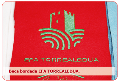 beca bordada en rojo y verde